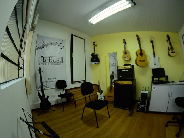 Sala de violão, guitarra e baixo 2