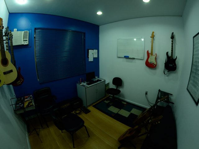 Sala de violão, guitarra e baixo